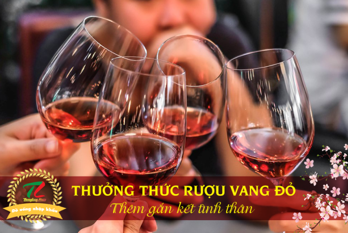Giao thừa ấm áp, hạnh phúc cùng gia đình thân yêu bên những ly vang đỏ